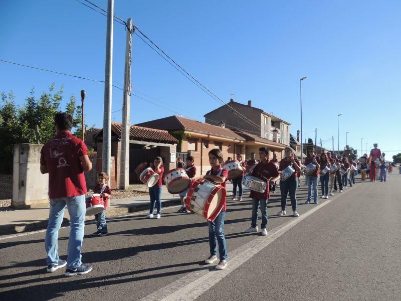 Gigantes y cabezudos en Camarzana de Tera