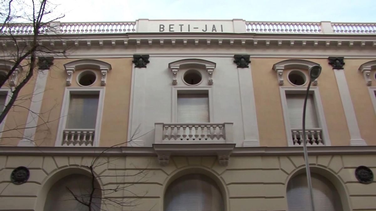 Fachada del frontón Beti-Jai desde la calle de Marqués del Riscal