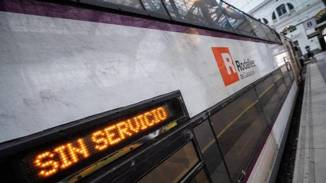 Un tren de Rodalies sense servei a l’estació de França.