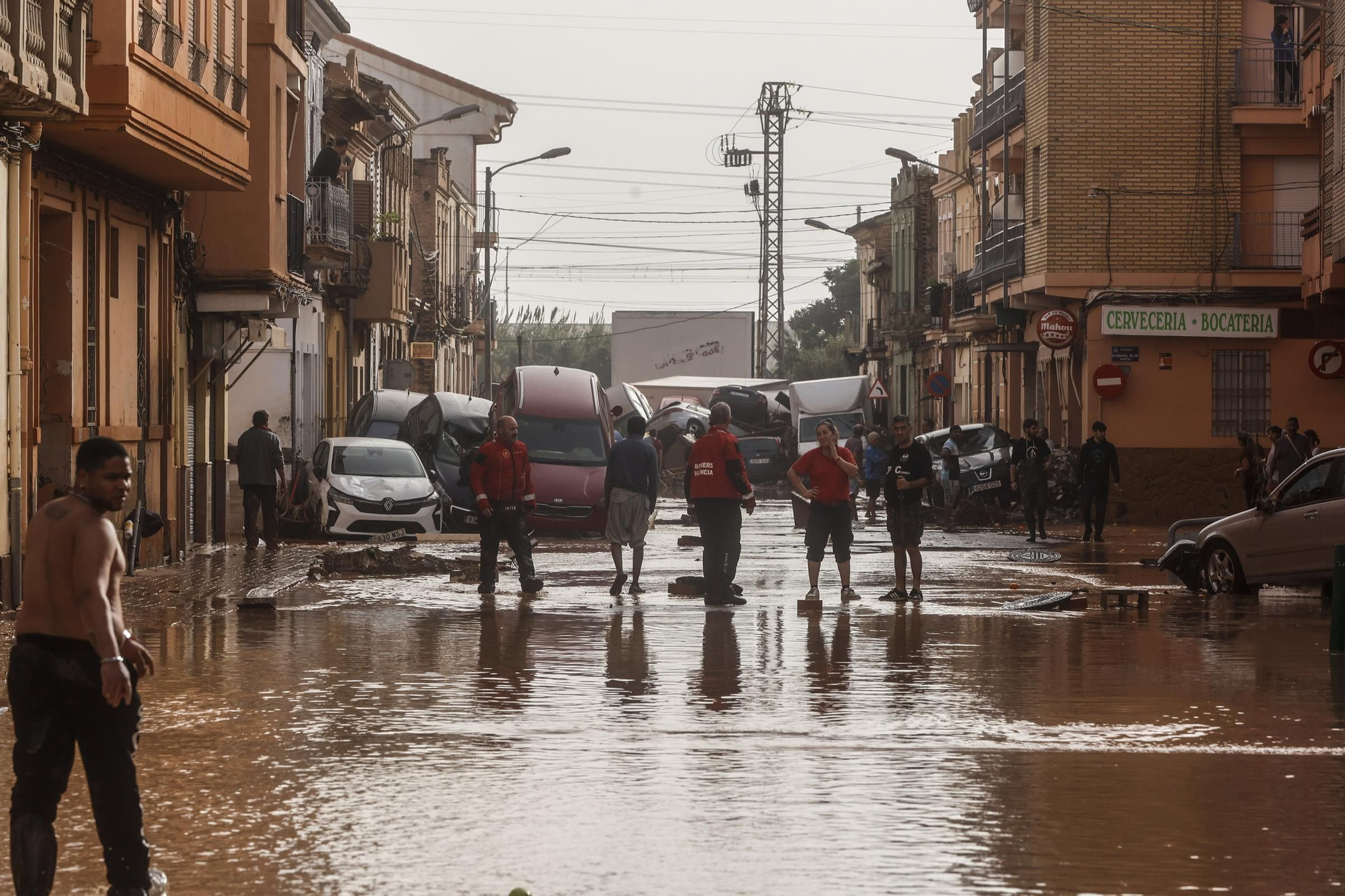 Varias personas en una calle llena de agua tras el paso de la DANA por el barrio de La Torre de Valencia, a 30 de octubre de 2024, en Valencia, Comunidad Valenciana (España). La Comunitat Valenciana ha registrado la gota fría "más adversa" del siglo en la región. La Generalitat ha activado el procedimiento de múltiples víctimas por "prevención de lo que pueda venir", después de que el primer balance apunte a 51 víctimas mortales como consecuencia del temporal. En estos momentos, todavía hay personas esperando a ser rescatadas y puntos sin cobertura de telefonía y sin luz. 30 OCTUBRE 2024;DANA Rober Solsona / Europa Press 30/10/2024. Rober Solsona;category_code_new;
