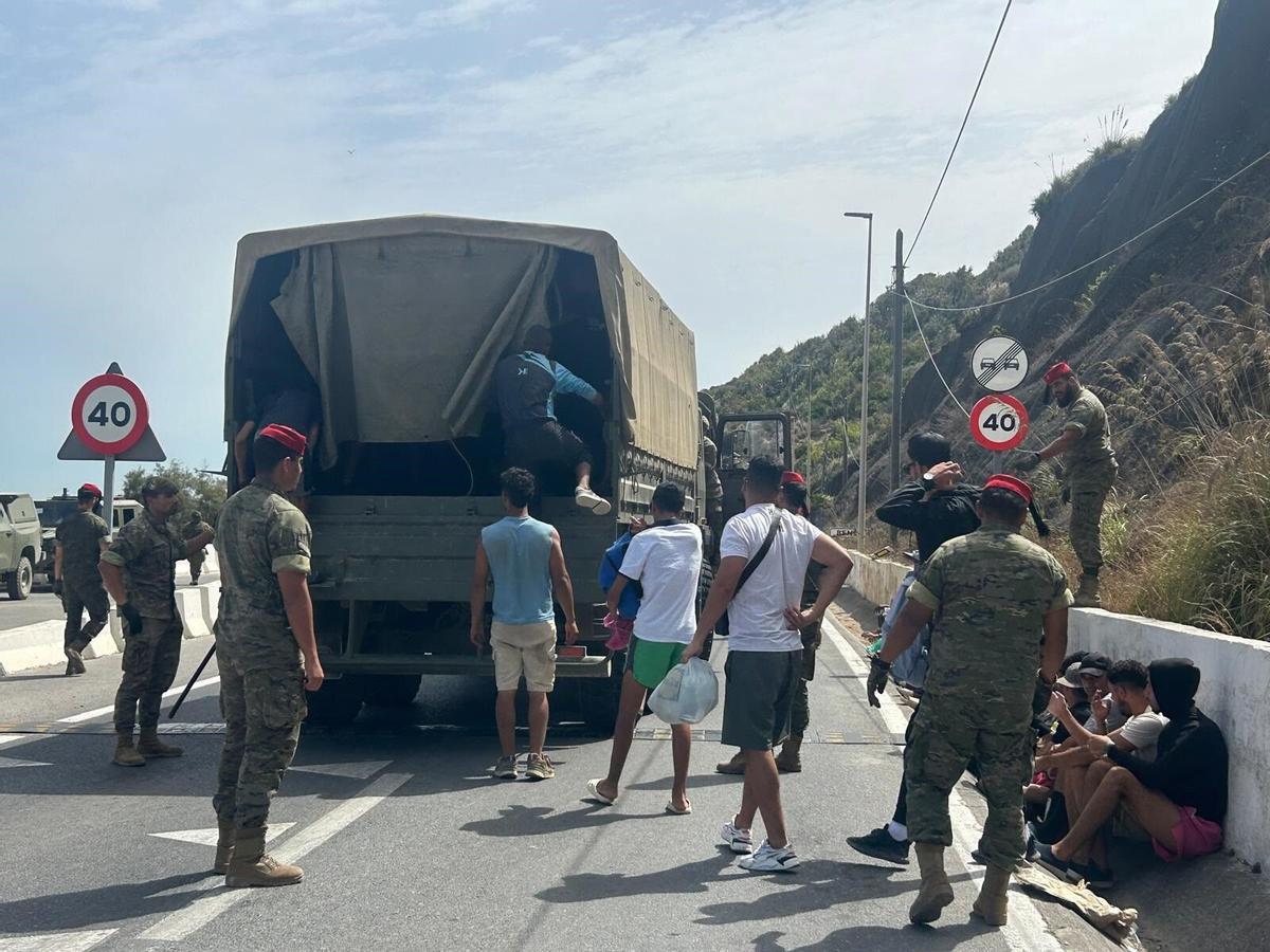 Varios militares  transportan en un furgón a inmigrantes irregulares para devolverlos a Marruecos el pasado 3 de agosto.