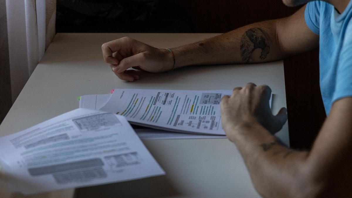 Un estudiante de la UA frente a sus apuntes.