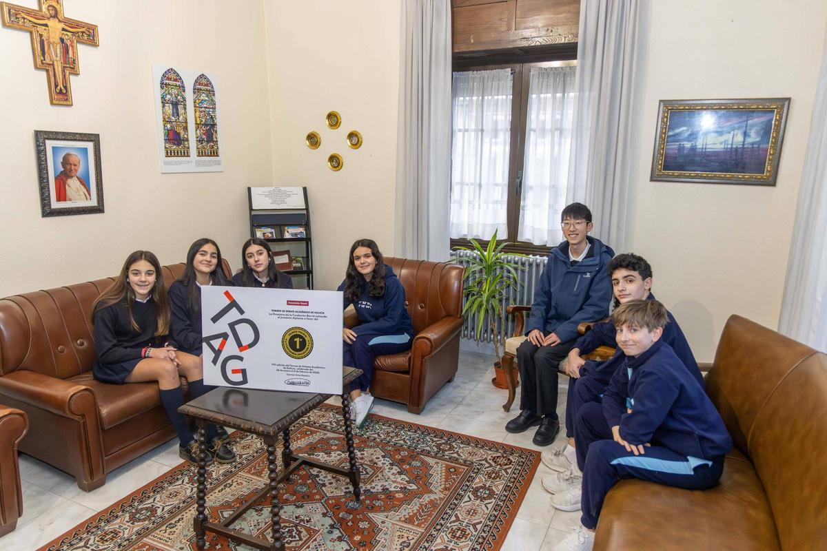 Los integrantes del equipo de debate del Cluny de Santiago que resultaron ganadores.