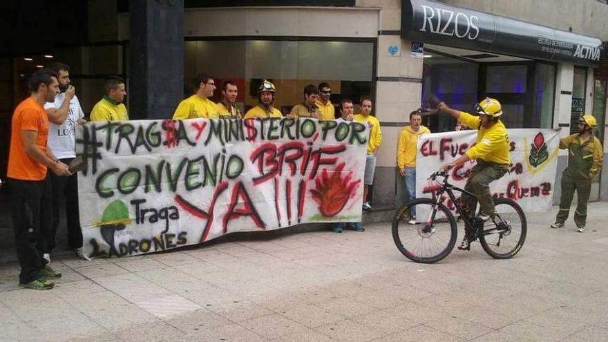 Protesta de las brigadas de refuerzo ante Tragsa