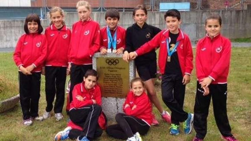 Equipo del Atletismo A Estrada, con sus medallas, en Balaídos.