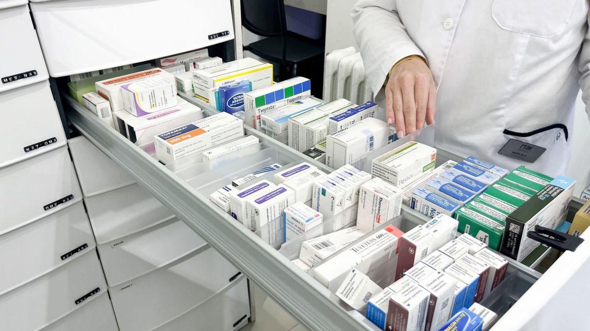 Armario con medicinas en una farmacia. | E. P.