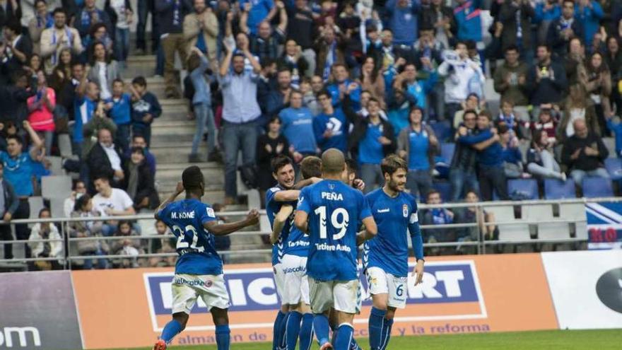 Los jugadores felicitan a Susaeta tras su gol.