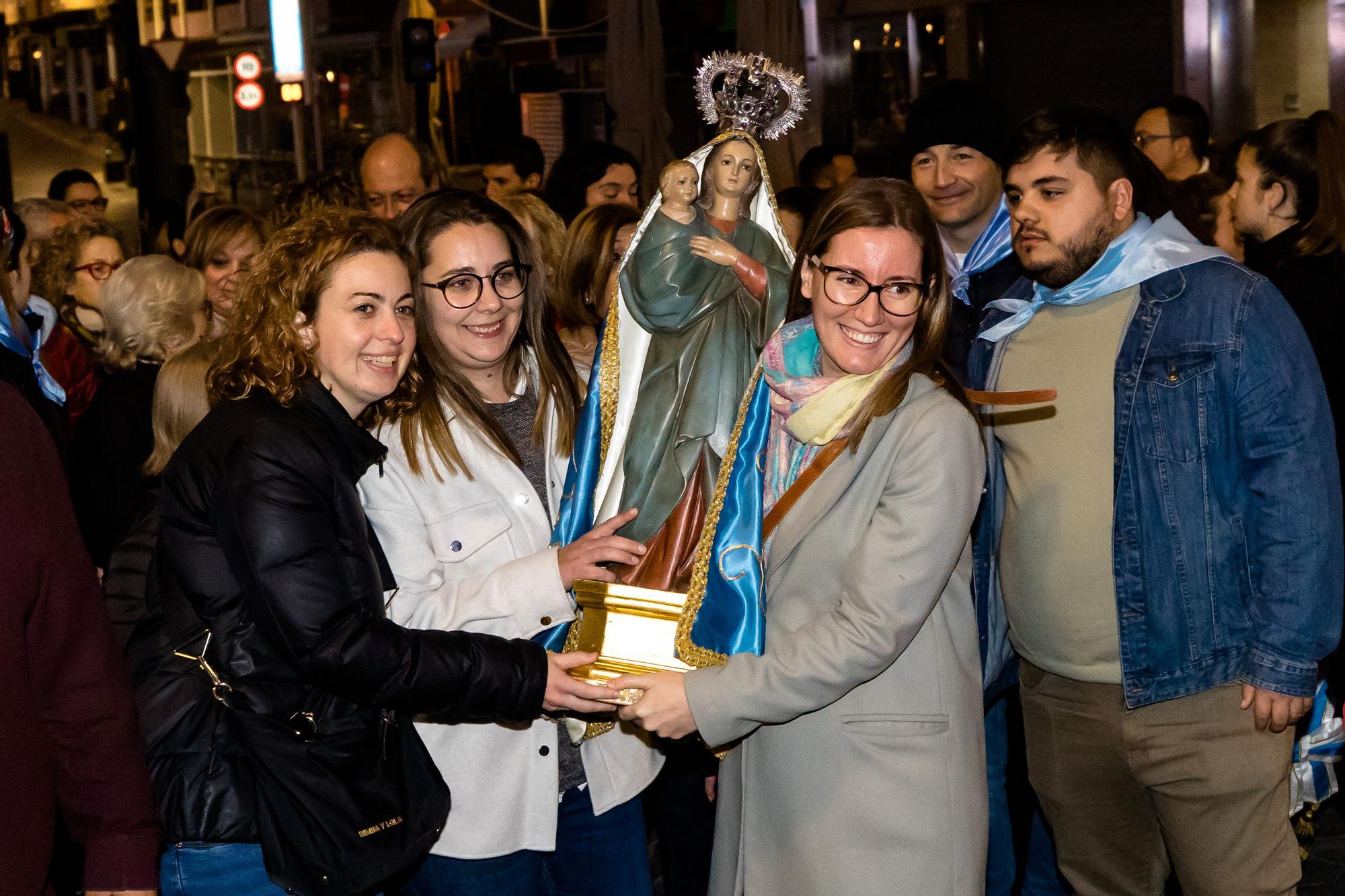 Devoción en Benidorm en la procesión de L'Alba