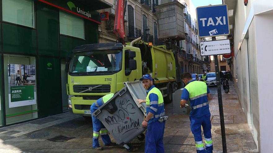 Operarios de Limasa en tareas de limpieza en el centro de Málaga.