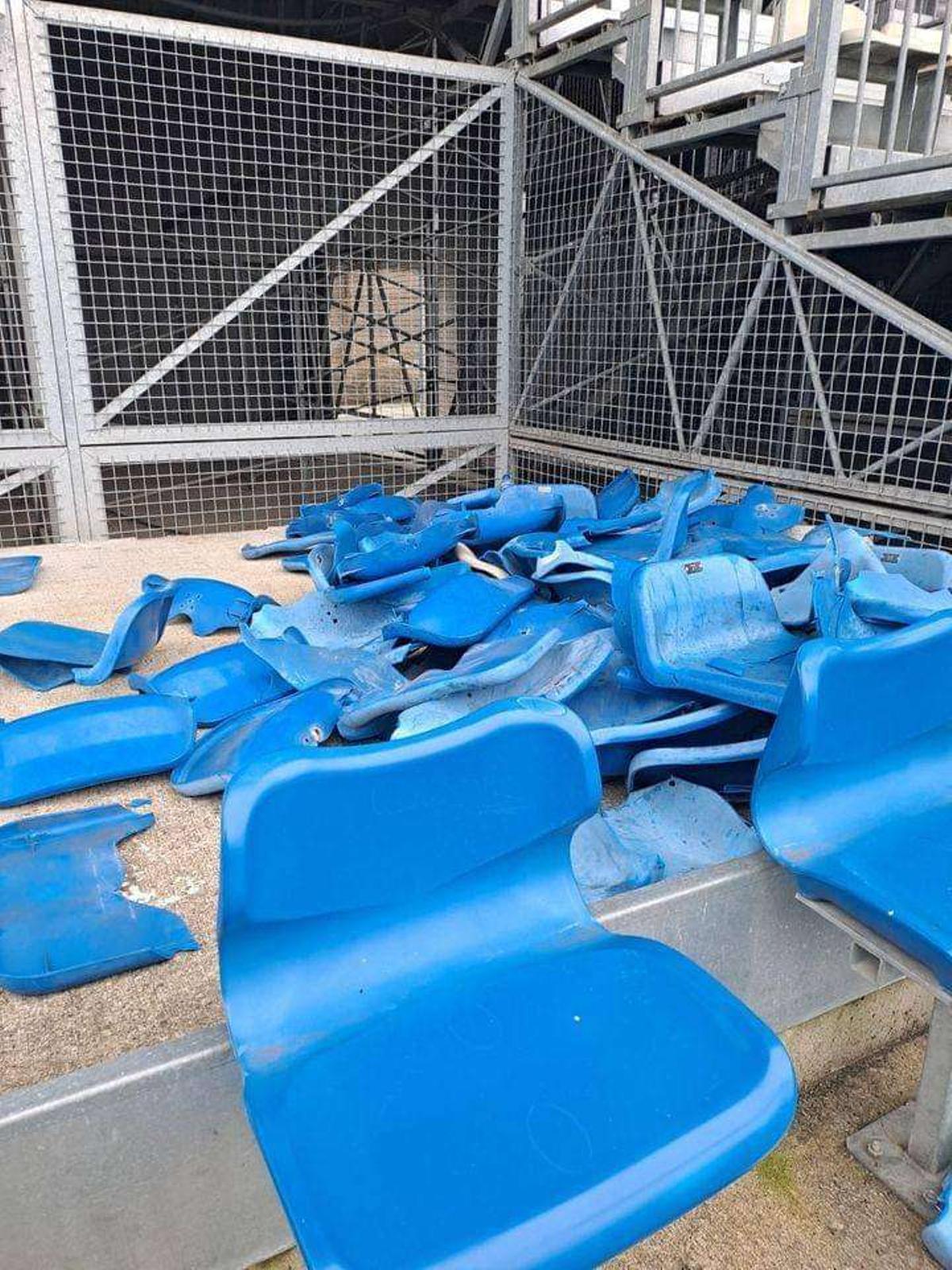 Los aficionados del PSG arrancaron asientos del campo del Revel