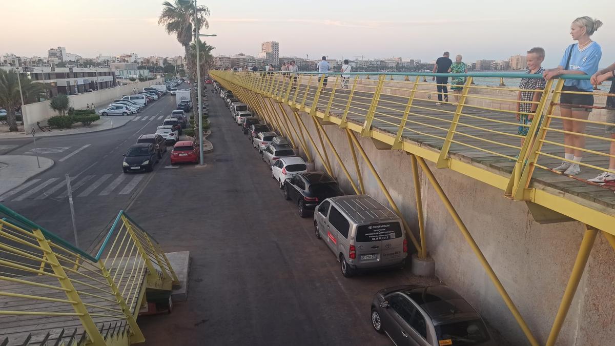 El Ayuntamiento adopta medidas para evitar el colapso de tráfico en el centro y el puerto: los vehículos ocupan el paseo inferior del paseo de Levante