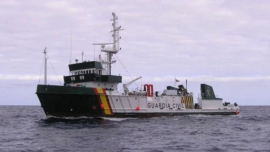 El patrullero de la Guardia Civil &#039;Río Tajo&#039; con base en el Puerto de La Luz, en el que permanecen doce agentes confinados por covid.