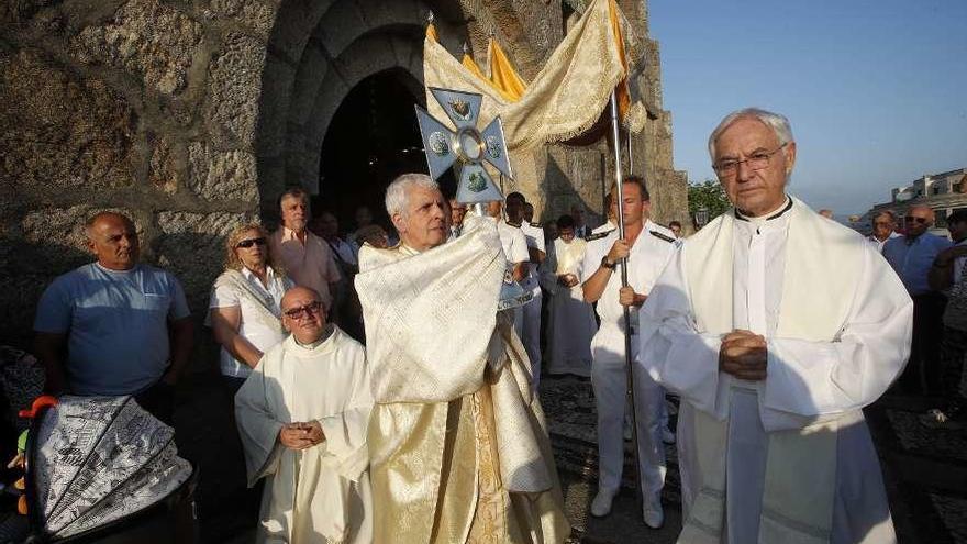 El obispo Luis Quinteiro realiza la bendición desde el exterior del Templo Votivo del Mar. // R. Grobas