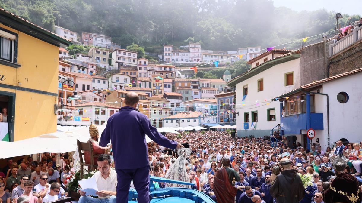 Juan Luis Fernández, en 2025, recitando l´Amuravela en La Ribera de Cudillero.