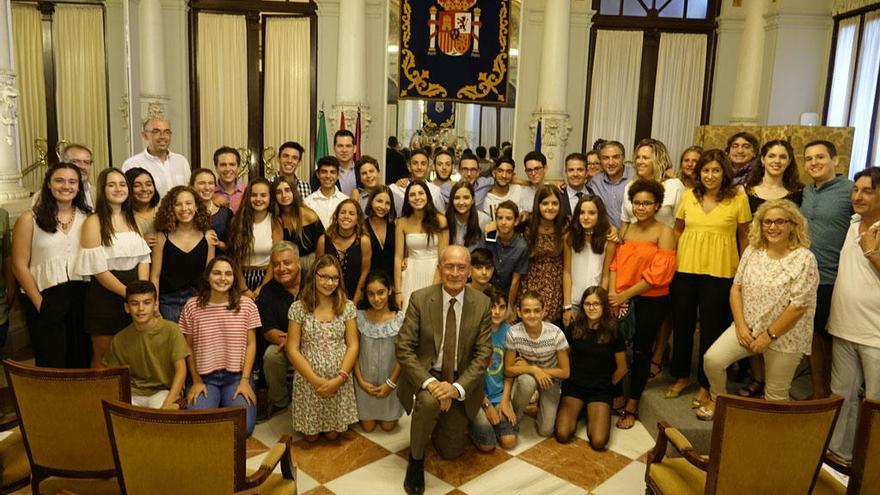 Los integrantes de la Joven Orquesta Provincial de Málaga, con el alcalde, este lunes.