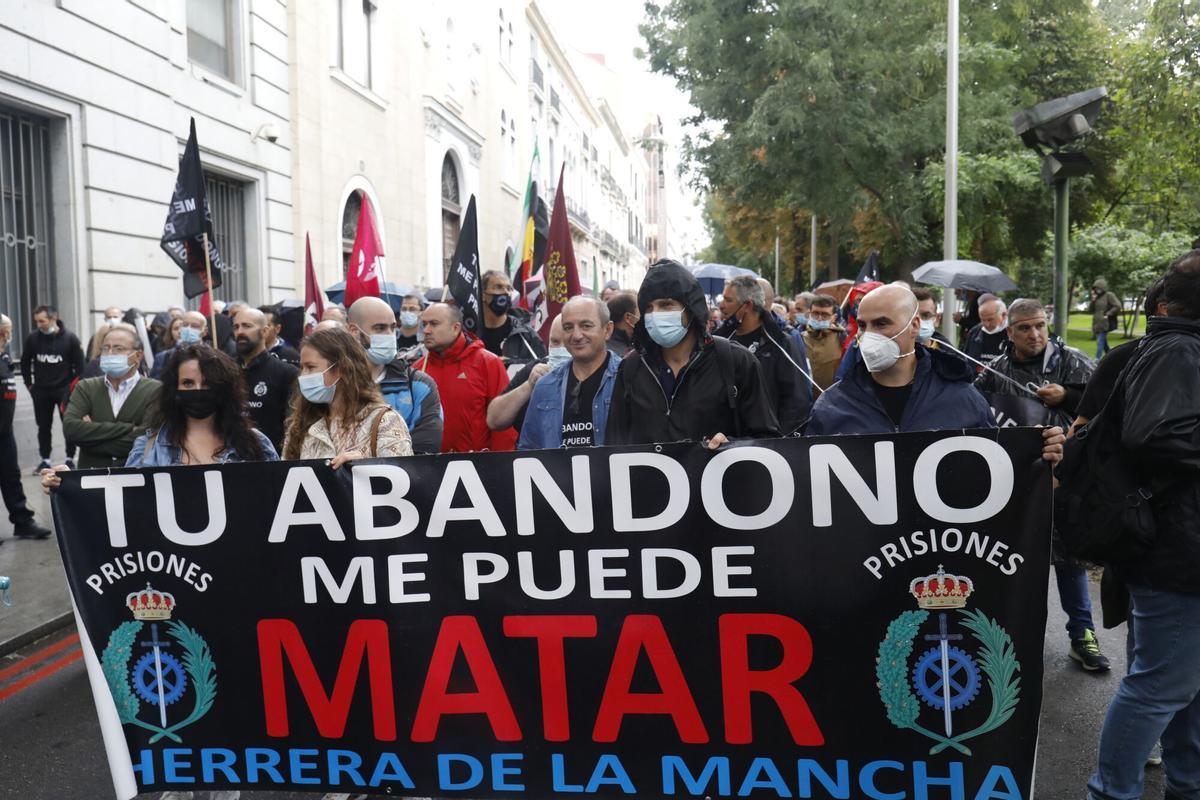 22/09/2021 Varios funcionarios de prisiones se reúnen en una manifestación por la equiparación salarial, a 22 de septiembre de 2021, en Madrid, (España). La asociación Tu Abandono Me Puede Matar, de trabajadores penitenciarios, ha convocado esta manifestación en Madrid para reivindicar la equiparación de salarios respecto a sus homólogos catalanes y también para denunciar su falta de personal y de medios. POLITICA Cézaro De Luca - Europa Press