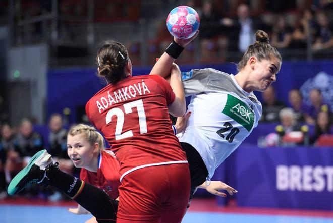 Emily Bolk (R), de Alemania, compite con Petra Adamkova de la República Checa durante el partido de la ronda preliminar del grupo D del Campeonato Femenino Euro 2018 entre Alemania y República Checa en el Brest Arena, en Brest.