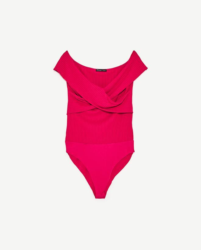 Zara desnuda los hombros: Body de canalé con hombros al aire 15,95 euros.