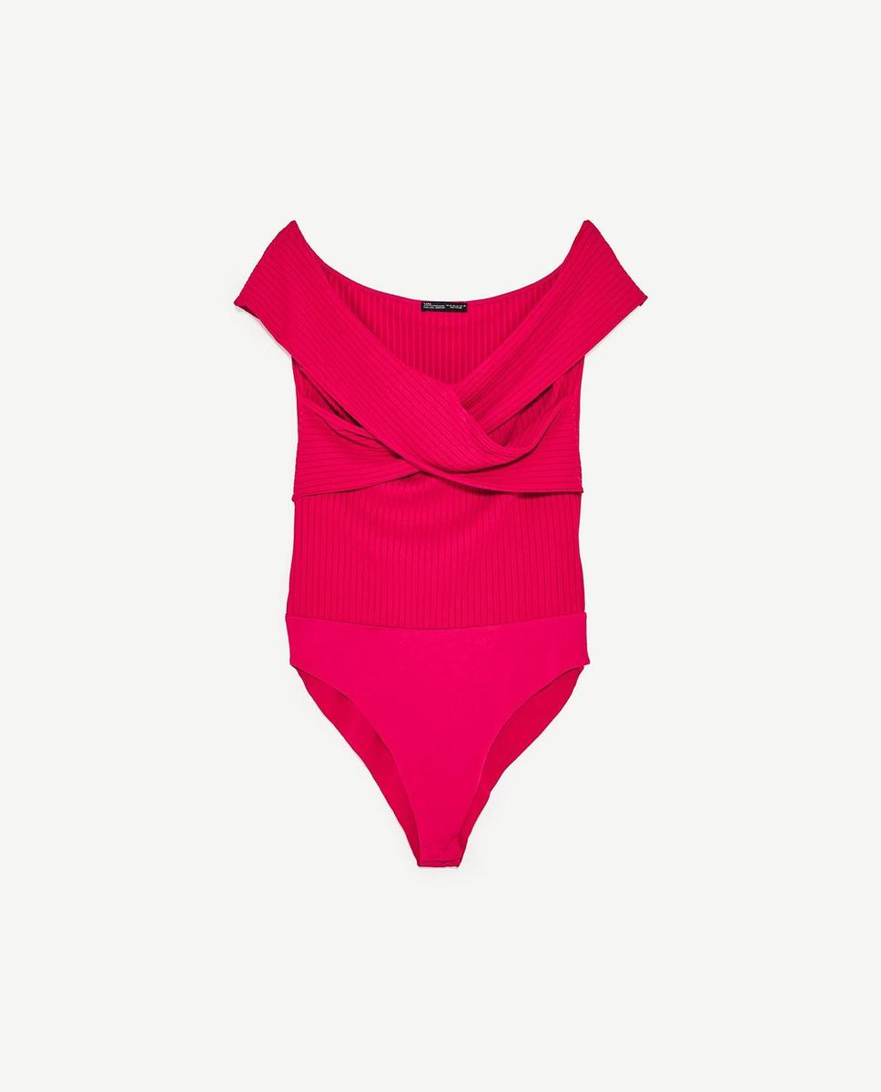 Zara desnuda los hombros: Body de canalé con hombros al aire 15,95 euros.