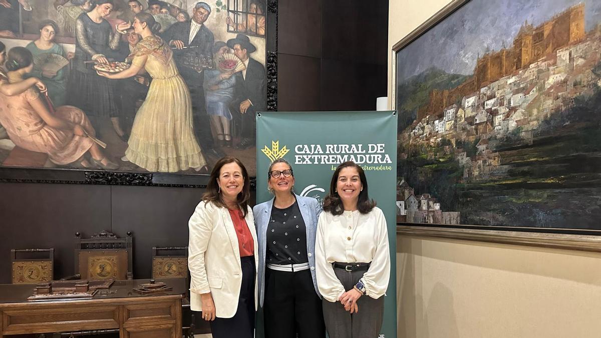La gerente del Fondo de Educación y Promoción de Caja Rural Extremadura, María Navarro; la directora general de la entidad, Rocío Morales, y la directora de Estrategia y Operaciones de la Cámara de Badajoz, Sandra Soriano, tras el acuerdo.