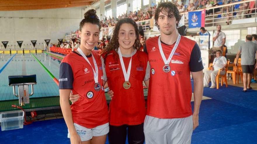 Clara Otero, Carla Goyanes y Marc Ciurana fueron tres de los nadadores que pisaron podio. // Rafa Vázquez