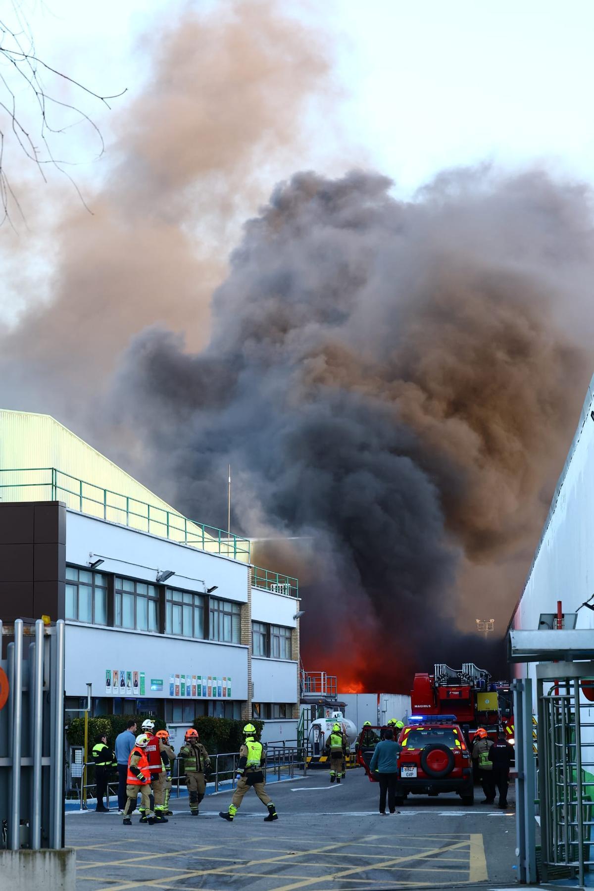 En imágenes I Incendio en la planta de Saica en Zaragoza