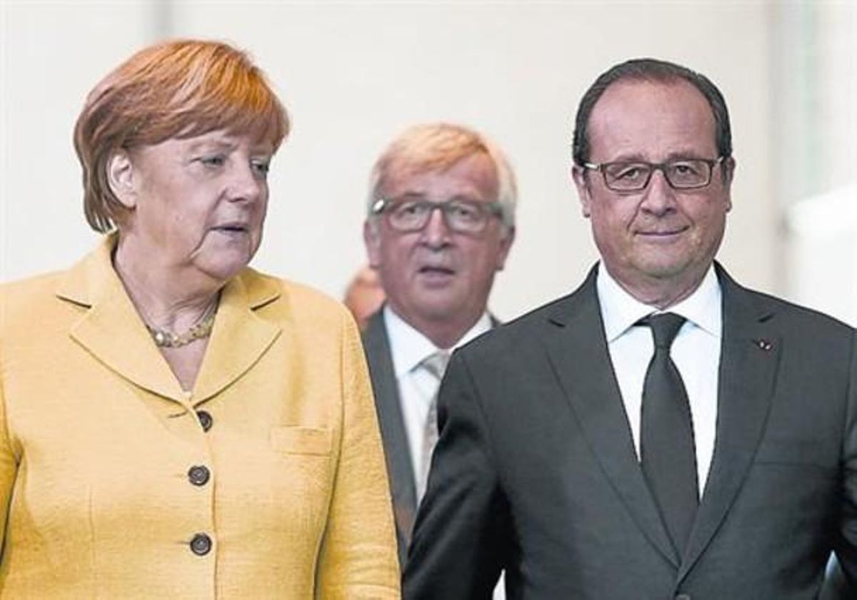Merkel i Hollande, amb Juncker darrere, ahir, a Berlín.