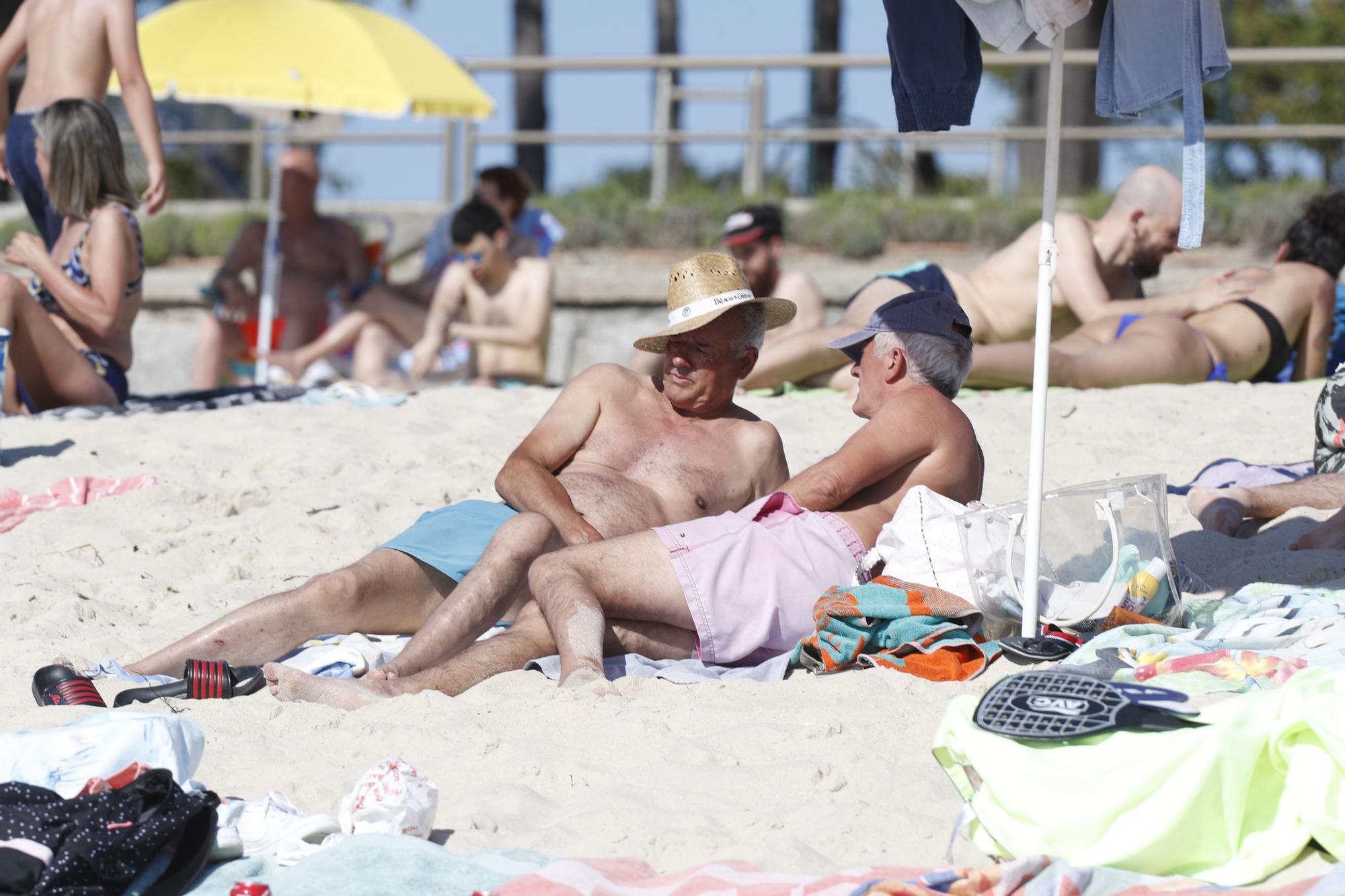 Plaga de sombrillas en Samil, con los termómetros superando los 35 grados