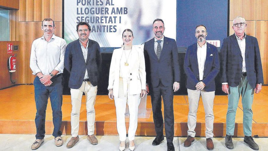 Imagen de la comparecencia de los representantes del Govern y de los administradores de fincas y agentes de la propiedad. | CAIB