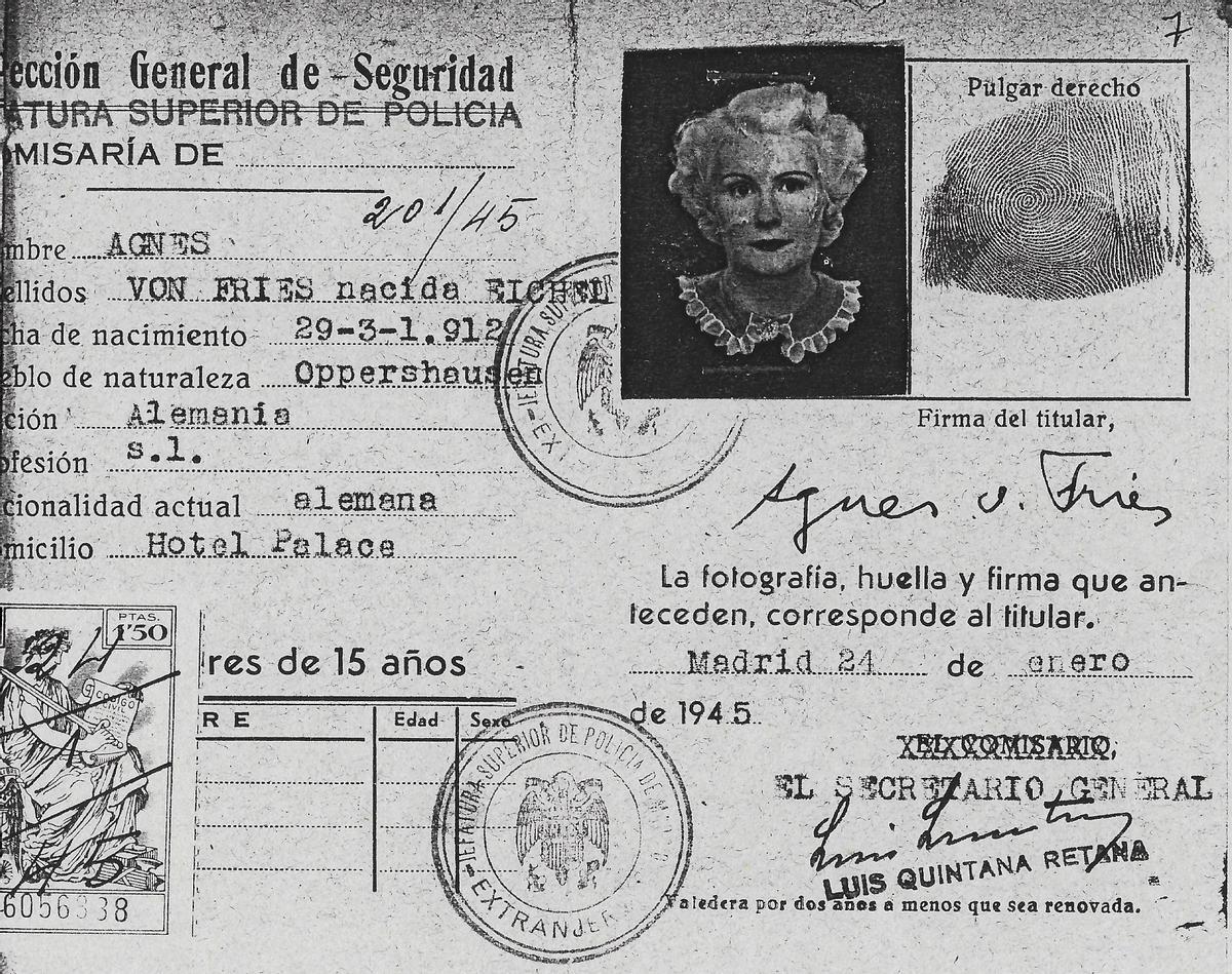 Tarjeta de identidad de Agnes von Fries expedida por la policía durante su estancia en el hotel Palace de Madrid.