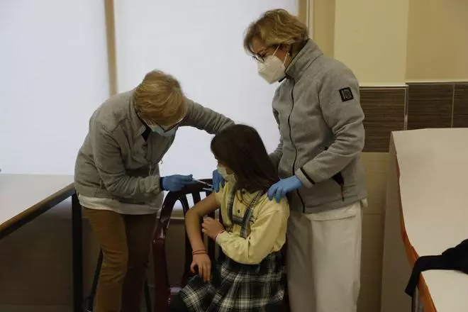 Sanidad vacuna desde hoy a los niños de 5 a 8 años en los colegios de la C. Valenciana