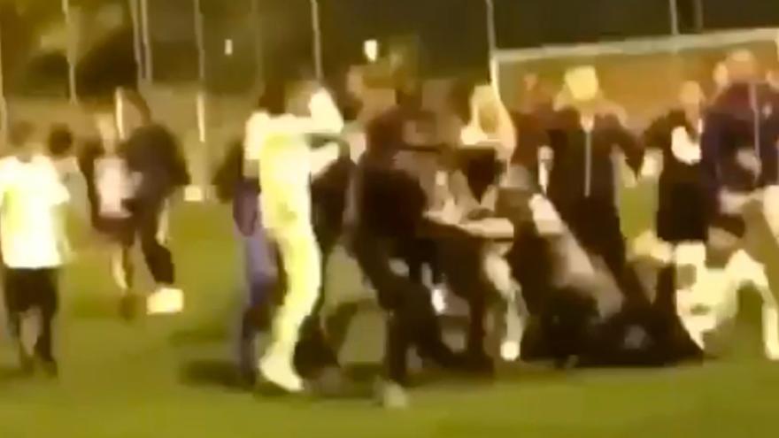 ¡Esto no se puede permitir! Increíble batalla campal entre padres y jugadores en un partido de juveniles