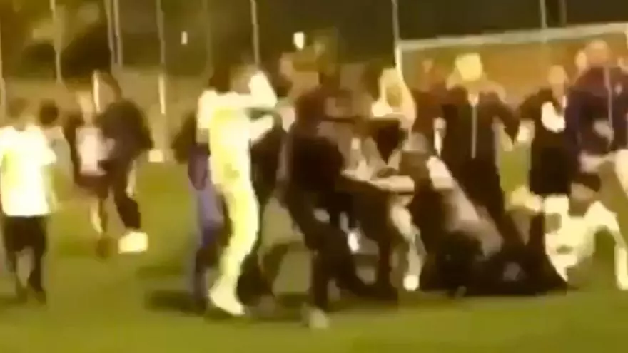¡Esto no se puede permitir! Increíble batalla campal entre padres y jugadores en un partido de juveniles