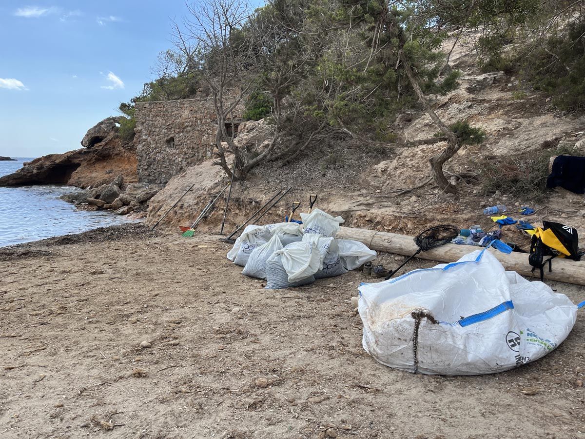 Limpieza de los restos del yate hundido en Ibiza