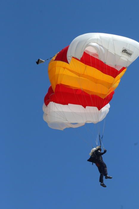 Exhibición de la brigada de paracaidistas en La Malagueta