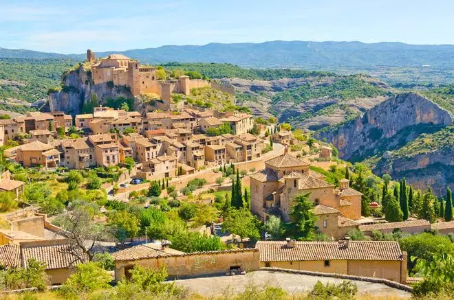 El pueblo custodiado por una fortaleza excavada en la montaña y que tiene pasadizos que atraviesan la roca viva