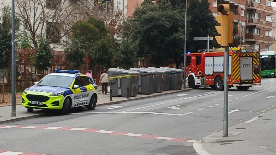 Una dotació dels Bombers i un cotxe de la Policia Local a l'exterior de la llar d'infants