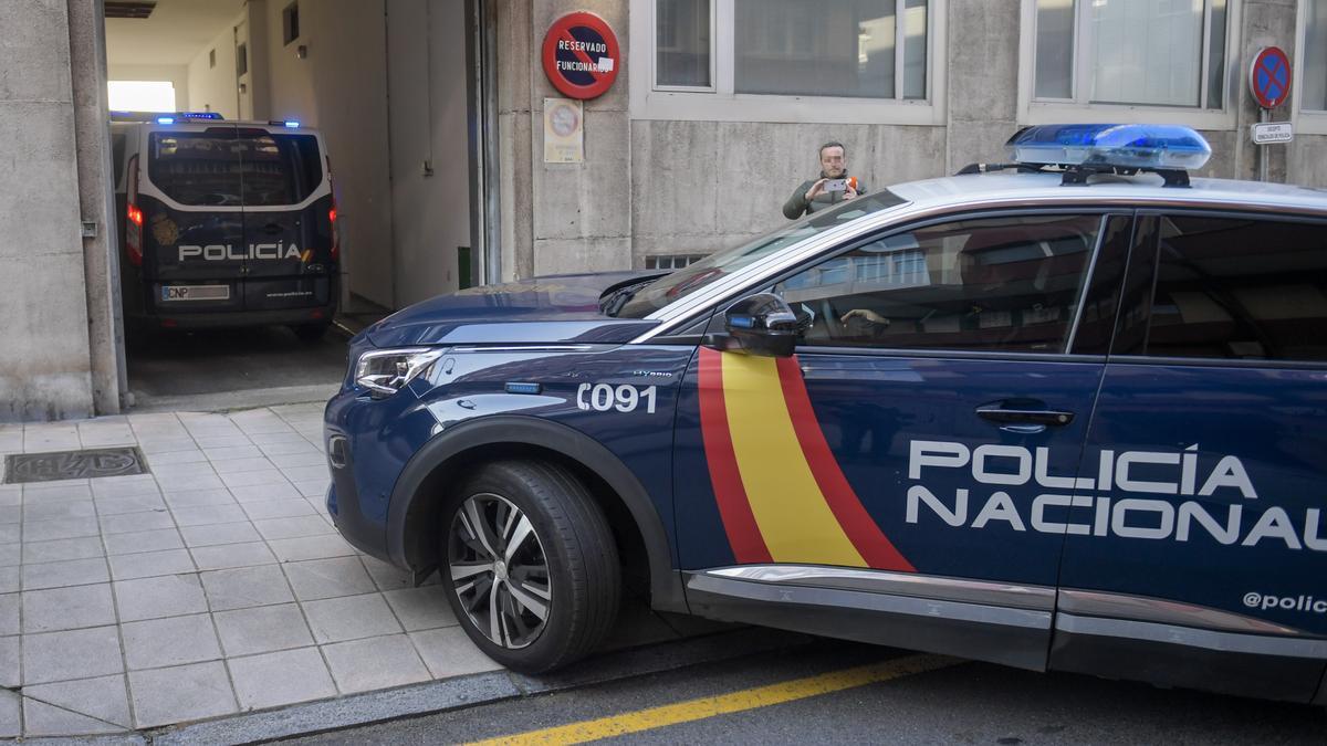 Un coche de la Policía, en los juzgados de Avilés.