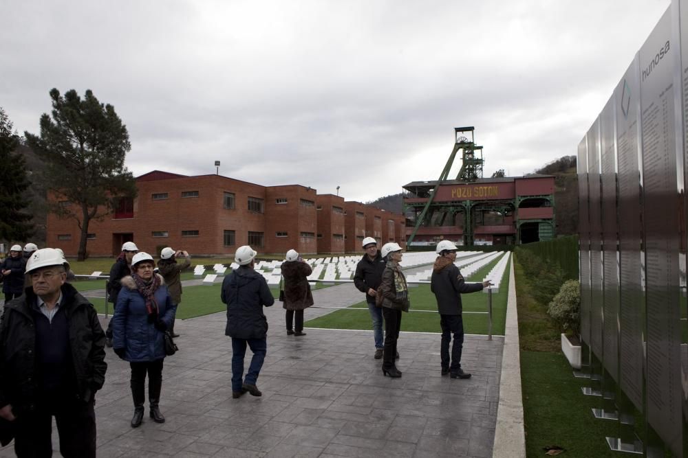 Los vecinos de Sabero, en el recorrido por el pozo Sotón.