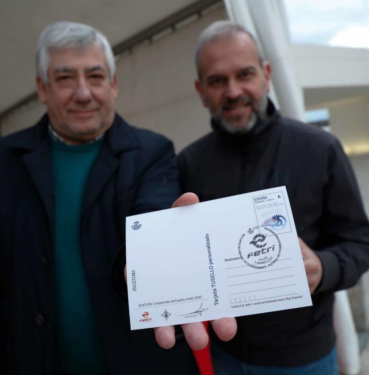 José Ramón Rumoroso y José Ramón Menéndez, con el matasellos. | MARA VILLAMUZA