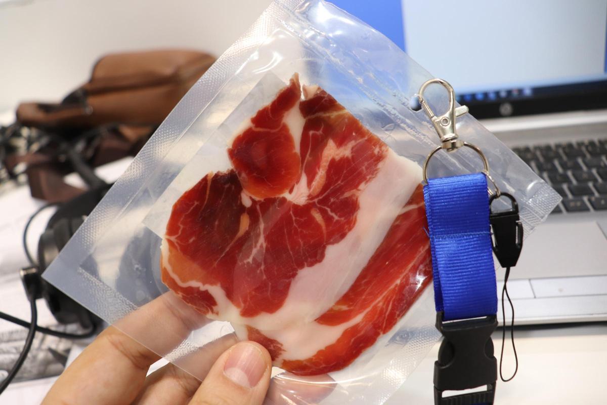 Reverso de las acreditaciones de la XXV Feria Agroalimentaria de Valdefuentes.