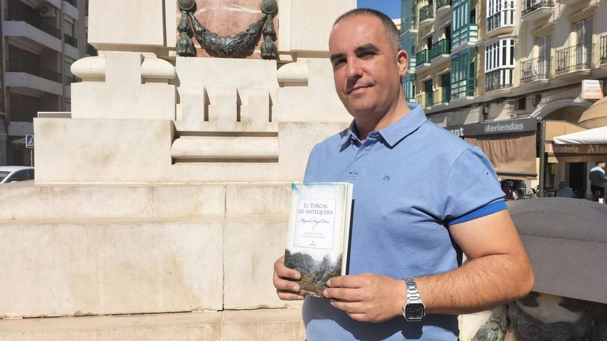 Miguel Ángel Varo posando con el libro en Antequera. | L.O