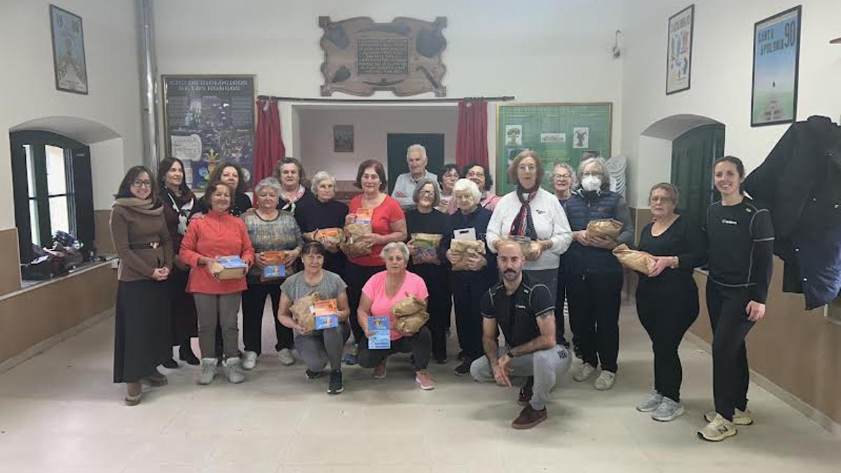 Las ediles y los participantes en el programa.