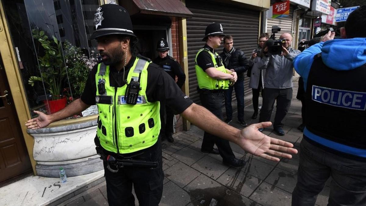 Policías ante una de las vivendas registradas en Birmingham