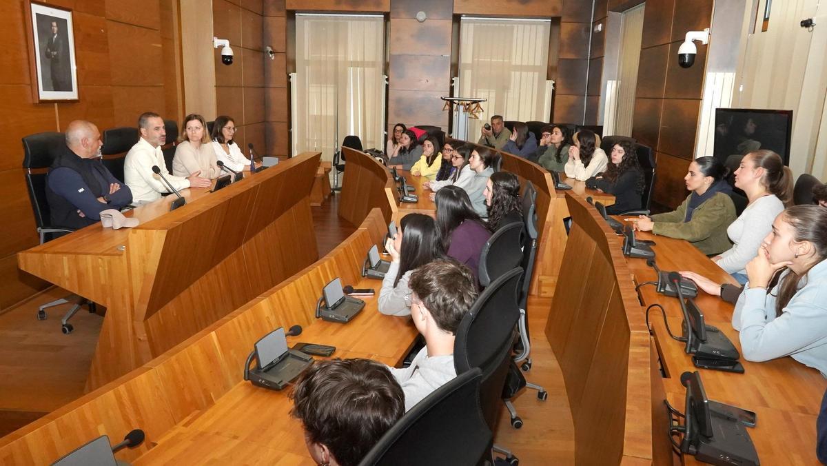 Un momento de la recepción en el salón de Plenos