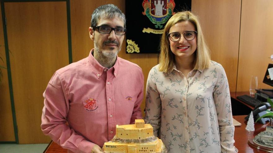 Prades recibió una réplica del castillo de Petrer.