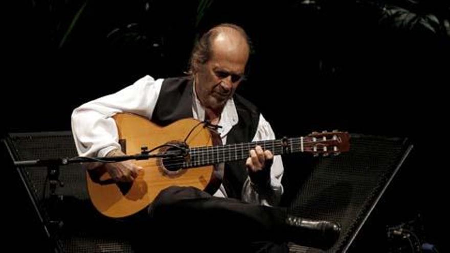 El guitarrista Paco de Lucía en un momento del concierto ofrecido esta noche en el Teatro Real de Madrid, que forma parte de los actos del Día del Flamenco, que se celebra con el objetivo de difundir la candidatura de este arte ante la Unesco para su inclusión en la Lista Representativa del Patrimonio Cultural Inmaterial de la Humanidad.