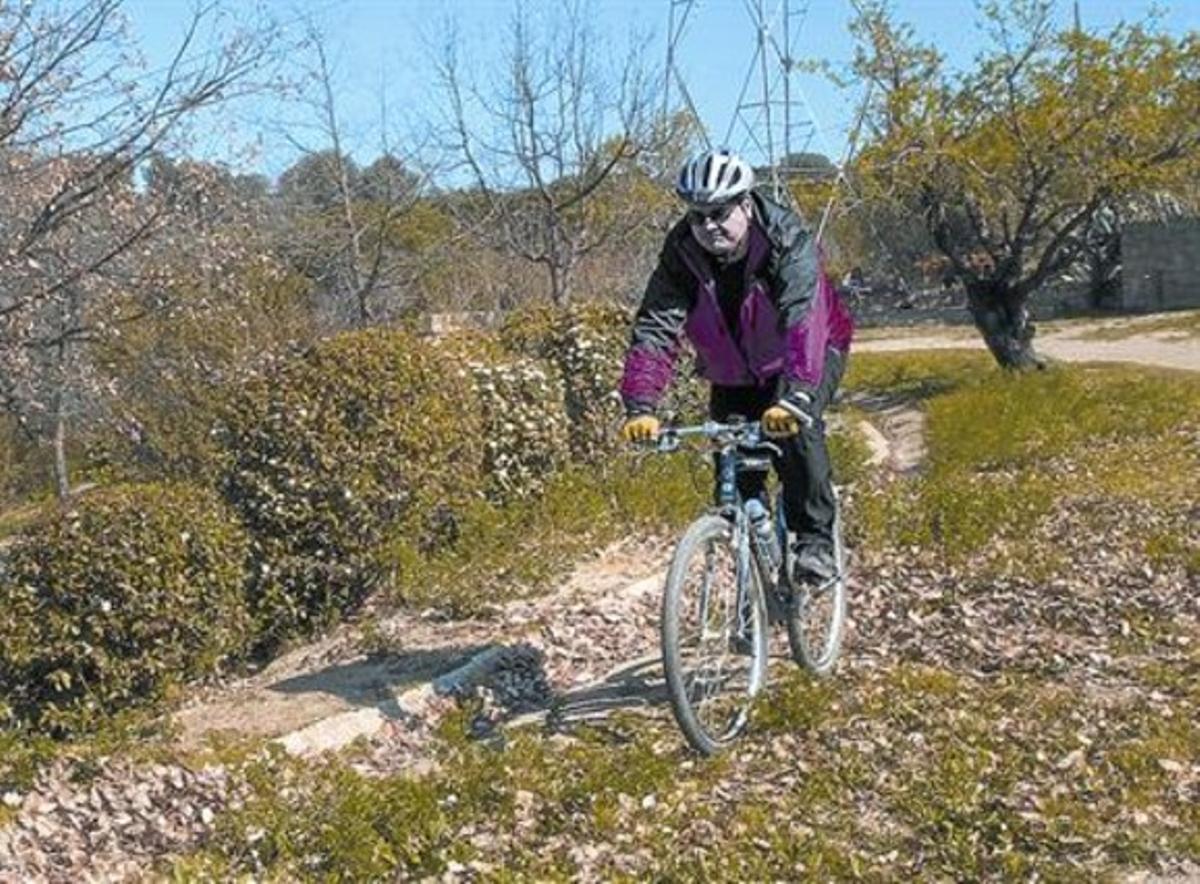 Daniel Martín, con su bici, en la zona de Collserola de Sant Just Desvern.