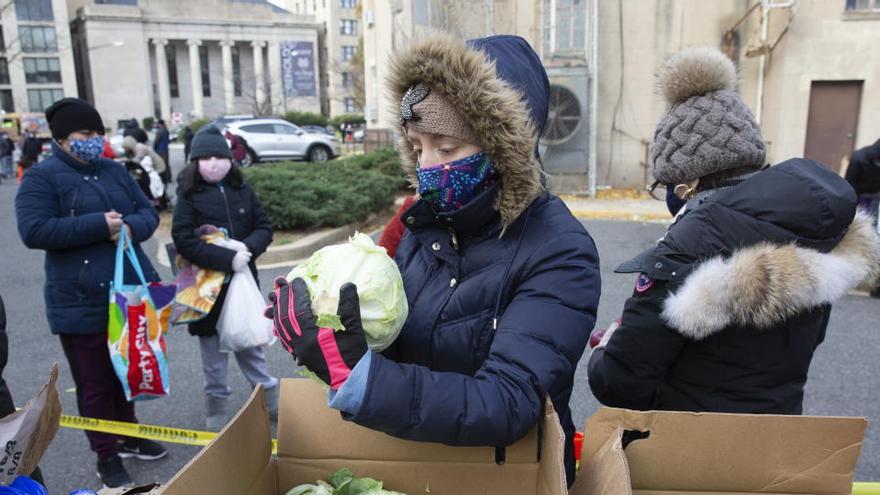 Voluntarios seleccionan alimentos para entregar a los necesitados en Washington.