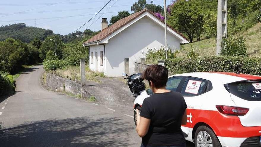 Una de las vivienda asaltas por los detenidos, en la parroquia de Veriña.